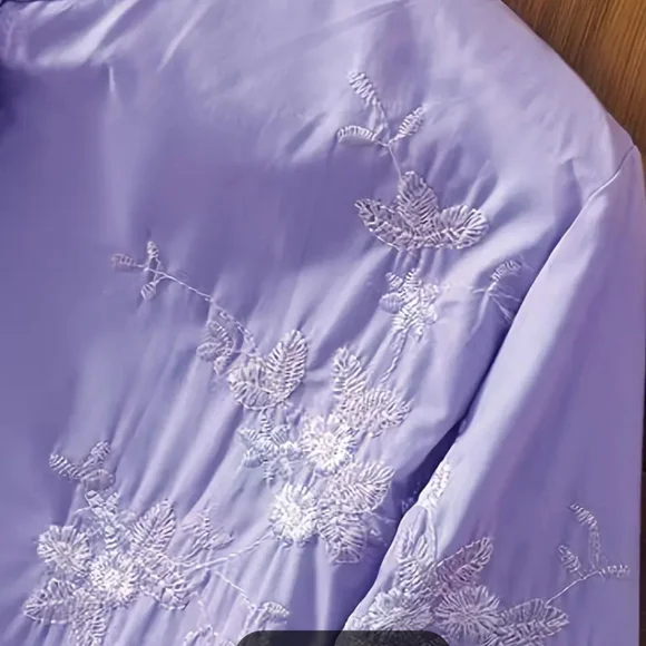 Gorgeous lavender 3/4 sleeve blouse with white embroidery, banded collar, lg - Picture 5 of 6